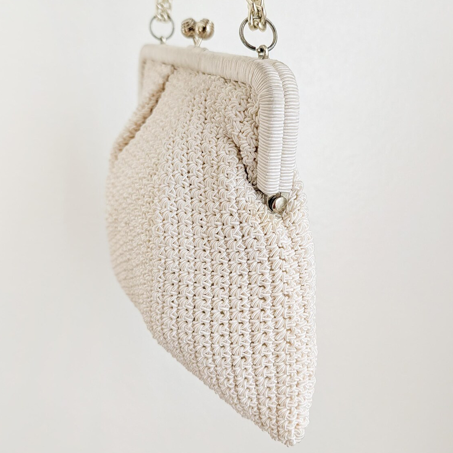 Soft Ivory Tightly Crocheted Cord Retro Kiss-Lock Pouch With Gathered Front Pleats, Silver Spherical Ball Clasp And Detachable Polished Linked Chain Strap Hardware